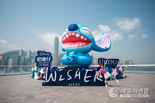 The 7-meter-tall WISHER Stitch towers over Ocean Terminal Deck, the observatory deck of Harbour City, creating a picture-perfect spot against the backdrop of Victoria Harbour!