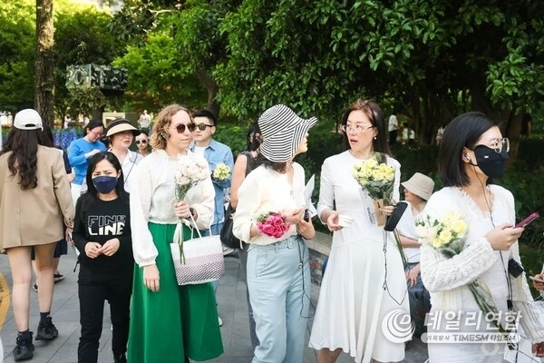 상하이 국제꽃박람회를 관람 중인 관광객들 [사진 출처: 상관뉴스(上觀新聞)]