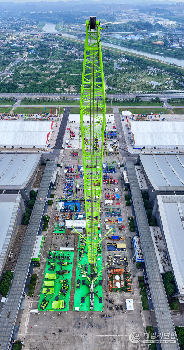Zoomlion delivers the ZAT40000H, the world’s largest 4,000-ton all-terrain crane, at CICEE 2025