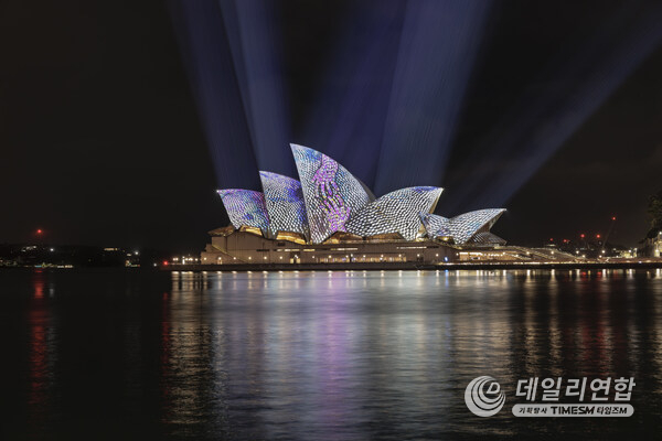 Vivid Sydney 2025, Sydney Opera House Lighting Of The Sails. Kiss Of Light by David McDiarmid. Credit - Destination NSW
