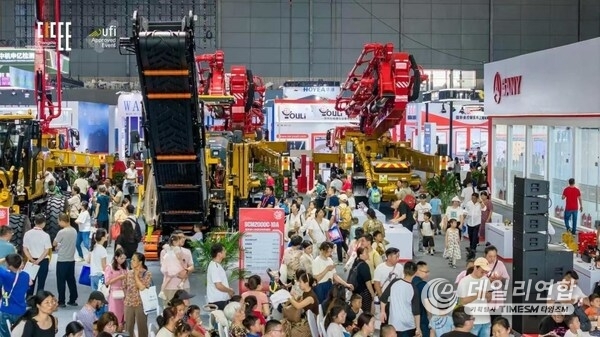 The photo shows a scene during the 4th Changsha International Construction Equipment Exhibition in Changsha, central China's Hunan Province. (Photo provided by the organizer)