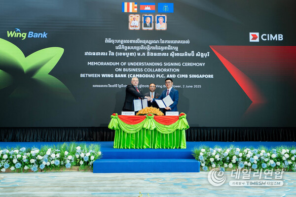 Clockwise, Dr. Dmytro Kolechko, CEO of Wing Bank, Neak Oknha KITH MENG, Chairman of the Board of Directors of Wing Bank and CEO of the Royal Group of Companies, and Victor Lee Meng Teck, CEO of CIMB Singapore and CEO of Growth Markets, are posing for a photo during the MoU signing ceremony.
