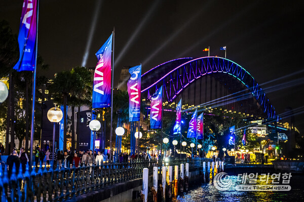 Vivid Sydney 2025 Circular Quay. Image credit: Destination NSW