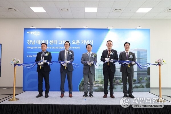 From left to right: Song Jo Hoon, On-site Manager, Daewoo; Mark Fong, CEO, Empyrion Digital; Youngjun Jung, Vice Mayor, Seocho-gu Office; H.E. Eric Teo, Ambassador of the Republic of Singapore to the Republic of Korea; Douglas Kang, Partner, Seraya Partners