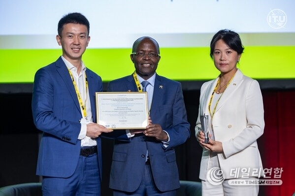 Dr. Cosmas Zavazava, Director of the Telecommunication Development Bureau of ITU, presented the award to the representatives from ZTE