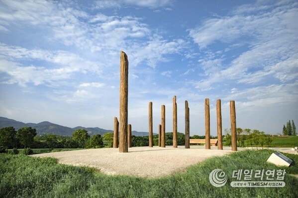 Photo shows the Mojiaoshan site at the Archaeological Ruins of Liangzhu City park in Hangzhou, capital city of east China's Zhejiang Province.
