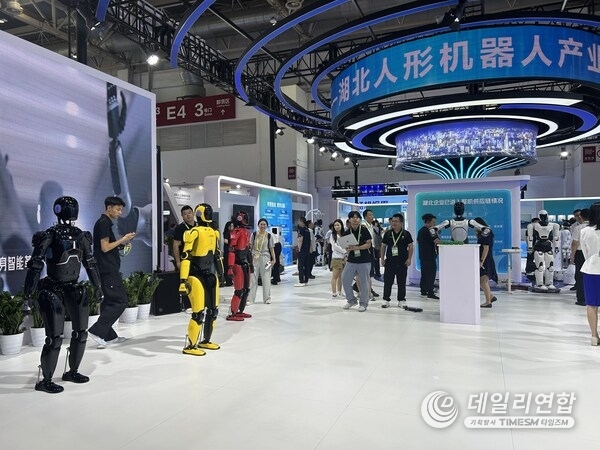 The joint exhibition booth of Hubei humanoid robotics enterprises during the 3rd CISCE in Beijing.