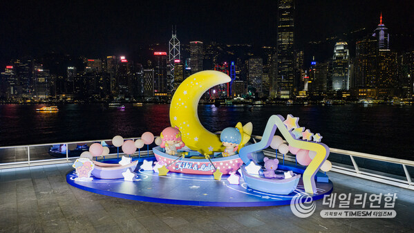 The Ocean Terminal Observatory Deck transforms into Kiki & Lala’s hometown in “Kiki & Lala’s Journey in the Star of Compassion,” featuring a giant moon and starlight boat that recreate a dreamy celestial scene.