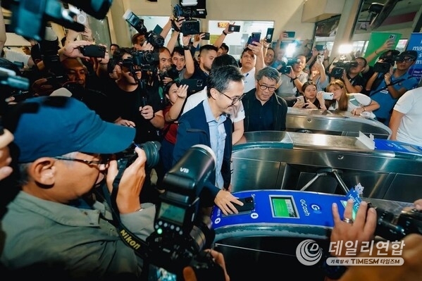 Philippine Transportation Secretary Vince Dizon, in partnership with other government agencies and private sector groups like leading fintech player GCash, leads the launch of the first open-loop ticketing system in one of the main railways of the country’s capital, Metro Manila.