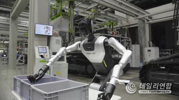 Zoomlion's self-developed humanoid robot operating on the assembly line