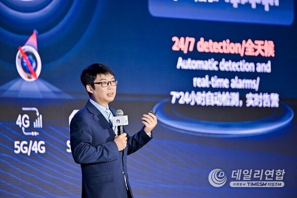 Shawn Zhao, President of the Campus Network Domain at Huawei's Data Communication Product Line, giving a speech