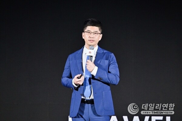 Arthur Wang, President of Data Center Network Domain, Huawei Data Communication Product Line, delivering a keynote