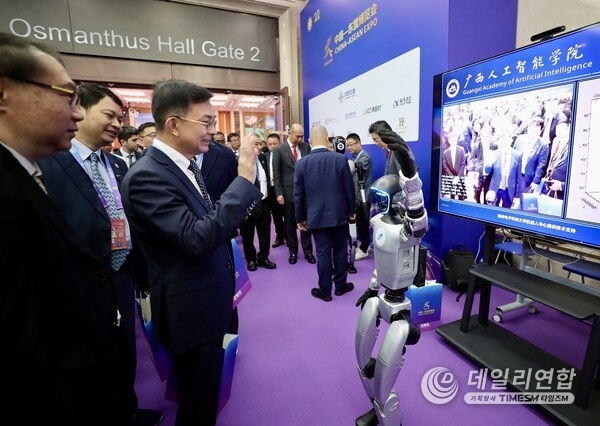 Participants interact with a humanoid robot at the 22nd China-ASEAN Expo.