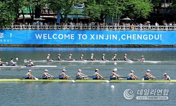 Athletes compete in the 2025 Chengdu Open Rowing Regatta on the Nanhe River in Xinjin district of Chengdu, Sichuan province, on Oct 2.