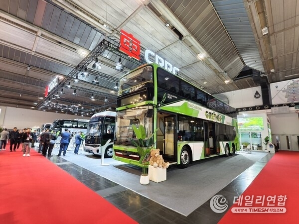 CRRC EV debuts two groundbreaking all-electric buses at Busworld Europe 2025