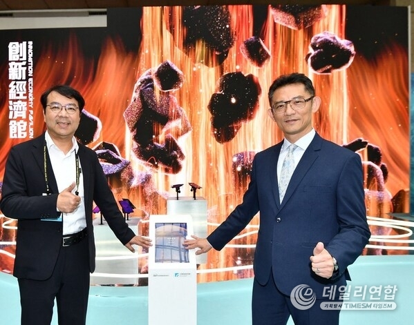 ITRI’s “Osaka Expo (Theatre of Life) – Virtual-Real Interactive Showcase” made its Taiwan debut, featuring a 5.5-meter tech waterfall powered by smart factory–grade integration technology — one of the event’s top highlights. Distinguished guests (from left):  Chien-Chih Liu, Section Chief, ITRI; and Chao-Chung Kuo, Director General, Department of Industrial Technology, MOEA.