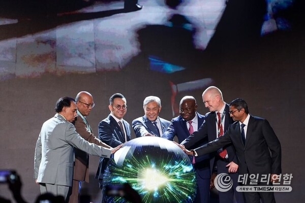 Centre: The Honourable Dato’ Seri Dr. Ahmad Zahid bin Hamidi, Deputy Prime Minister of Malaysia and Minister of Rural and Regional Development, launched the Global Skills Forum (GSF) 2025.