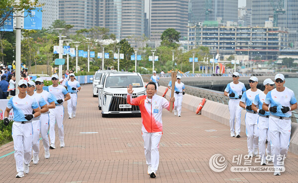 Feng Xingya carried the National Games Torch in the relay