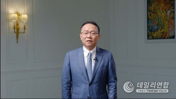 David Wang, Huawei's Executive Director of the Board, delivers a speech at Huawei Connect Europe