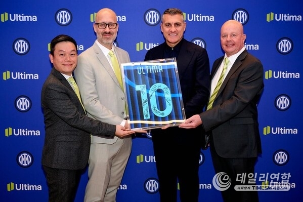 (Left to Right) Jack Li, Regional Business Director, Ultima Markets, Jean-Phiippe Mota, Board Director, Ultima Markets, Christian Vieri, Inter Legend, & Mark Goater, Director, Ultima Markets
