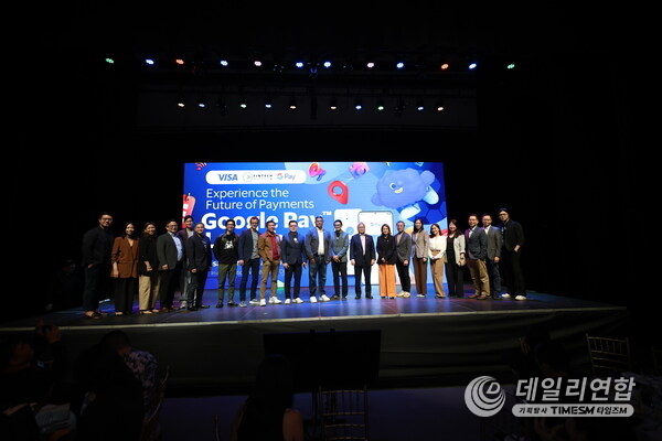 Ren-Ren Reyes, President and CEO of GCash mobile wallet operator G-Xchange, Inc., joins other industry players led by the FintechAlliance.Ph and Visa, along with officials from the Bangko Sentral ng Pilipinas (BSP) and Department of Information and Communications Technology (DICT), at the launch of Google Pay in the Philippines