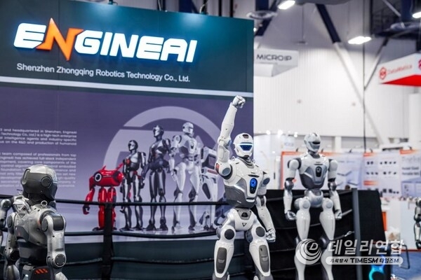 T800, a full-scale, high-efficiency universal humanoid robot making its global debut.