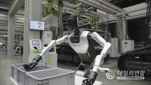 Zoomlion's humanoid robot performs sorting tasks on the factory floor