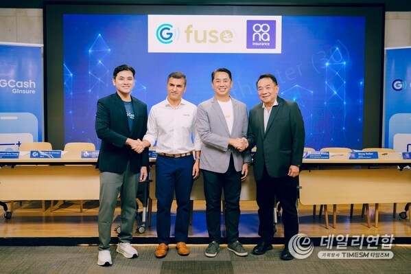 GLoan now comes with free health and loan insurance underwritten by Oona Insurance Corporation.  (L-R) Winsley Bangit, Group Head of New Businesses, Mynt; Abhisek Bhatia,  Founder and CEO, Oona Insurance Corporation; Tony Isidro, President and CEO, Fuse Financing Inc.; and Ninoy Rollan, President, Oona Insurance Philippines.
