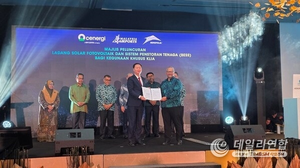 Oscar Chan, GM of Energy Storage International Sales Department at EVE Energy, and En Harman, President of Cenergi SEA, jointly unveiled the energy storage procurement contract.