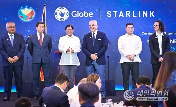 Philippine President Ferdinand R. Marcos Jr. graces the signing of the partnership between Globe and Starlink’s Direct-to-Cell satellite service, the first in Southeast Asia, aimed at expanding digital inclusion and reliable connectivity nationwide. Joining him (left to right): Globe President and CEO Carl Cruz, DICT Secretary Henry Aguda, Globe Chairman Jaime Augusto Zobel de Ayala, Taguig District Representative Hon. Jorge Daniel Bocobo, and Starlink Senior Partnerships Manager Damien Innes.