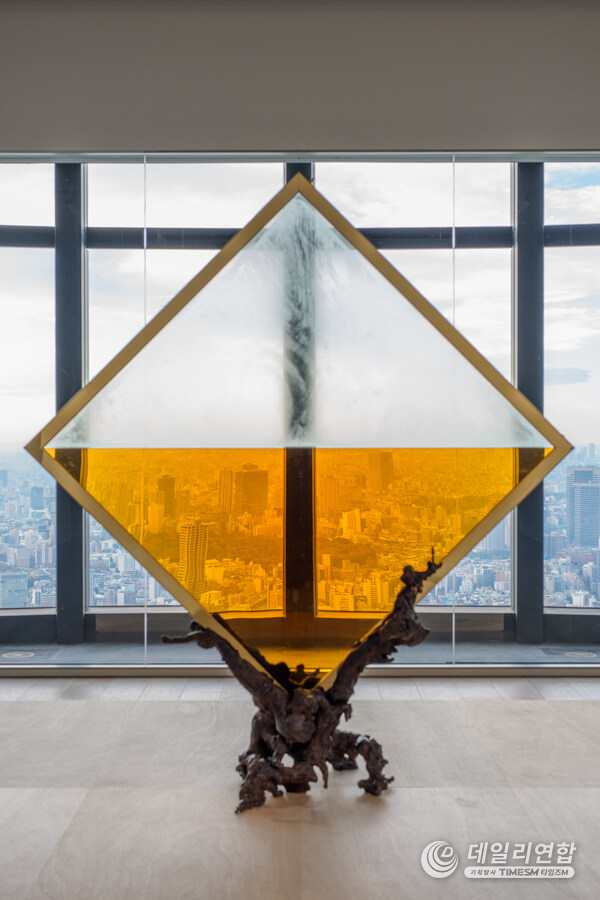 Wada Reijiro "MITTAG" 2025 Glass, brass, bronze, and brandy 238 x 212 x 79 cm Production Support / Courtesy: SCAI THE BATHHOUSE, Tokyo Installation view: "Roppongi Crossing 2025: What Passes Is Time. We Are Eternal.", Mori Art Museum, Tokyo, 2025-2026 Photo: Takehisa Naoki Photo courtesy: Mori Art Museum, Tokyo