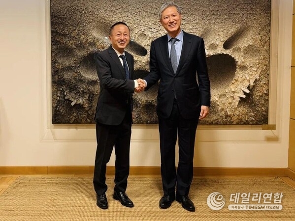 Enyuan Yu (left) meets Rho Jae-heon (right).