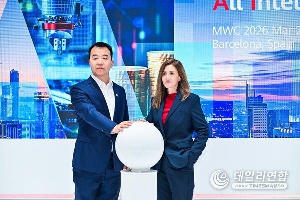 Ethan Liu (VP of Huawei Data Communication Router Domain) and Ana S&aacute;nchez (CFO of ALEA) at the release ceremony