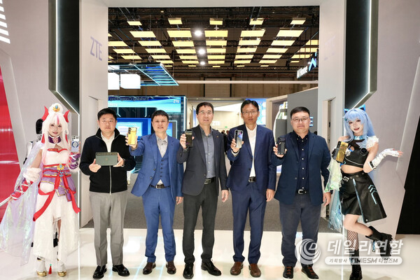 출시 행사에서 공개된 신제품과 함께한 ZTE 임원진