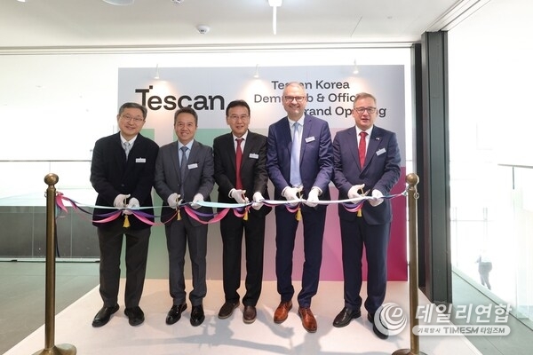 왼쪽부터: 한국현미경학회 회장 여종석, Tescan 아시아태평양 총괄 사장 Sean Lee, Tescan Korea General Manager 김재환, Tescan CFO Pavel Sustek, 주한 체코대사 Ivan Janč&aacute;rek.