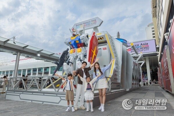 5미터 높이의 RX-78-2 건담이 처음으로 출격 포즈를 취하며 빅토리아 하버 연안의 오션 터미널 앞마당에 등장