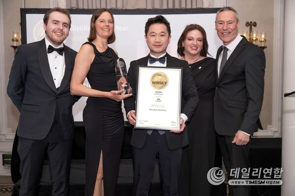 카발란 증류소는 2026 Icons of Whisky Awards에서 ‘올해의 증류소’를 수상하며, 세계 최고 권위의 영예에서 사상 최초의 기록을 세웠다.