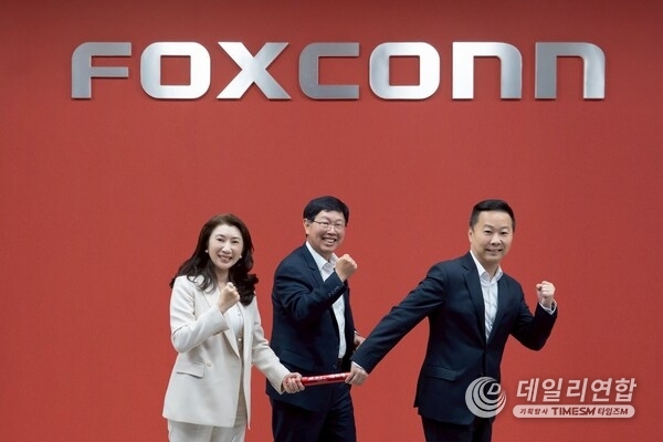 (R-L) Foxconn incoming rotating CEO Michael Chiang, Chairman Young Liu, outgoing rotating CEO Kathy Yang