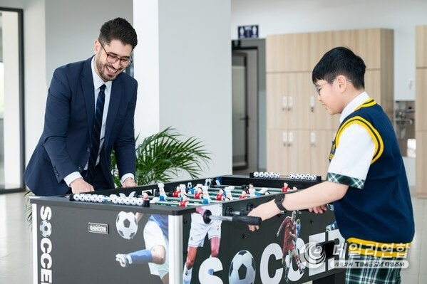 영국식 기숙 교육의 가장 큰 특징은 하우스(House) 시스템에 있으며, 이는 학생 간의 유대감과 공동의 책임 의식을 길러주는 구조입니다. 아딩리 칼리지 베트남에서는 모든 학생이 하나의 하우스에 소속되며, 다음과 같은 다층적인 생활 지도 및 지원 체계의 도움을 받습니다: 교과 담당 교사, 전문 지원 인력, 기숙사 운영 스태프, 그리고 하우스 마스터 또는 하우스 미스트리스.