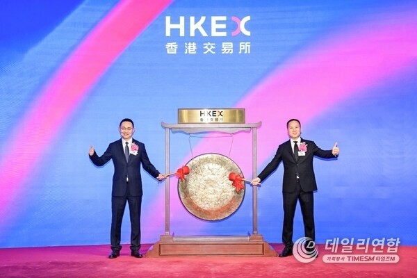 Mr. Tony Xu, Founder and CEO of Sigenergy, and Mr. Samuel Zhang, President of Sigenergy, joined the listing ceremony.