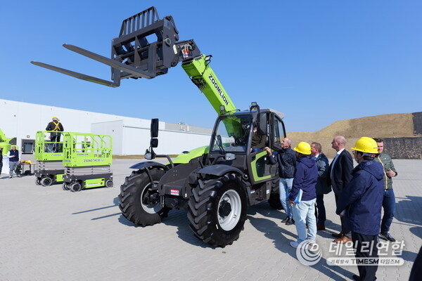 Zoomlion showcases its MEWP products to clients at the Company’s Hungary factory