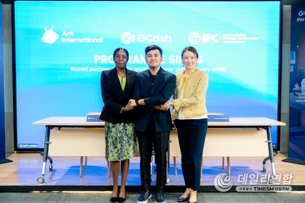 At the Memorandum of Understanding signing of Ant International, IFC, and GCash (from left) IFC East Asia and the Pacific Regional Advisory Manager for Financial Institutions Group Christina Ongoma; GCash Group Head for New Businesses Winsley Bangit; and Ant International Vice President and Head of Global Affairs and Strategic Development Carrie Suen
