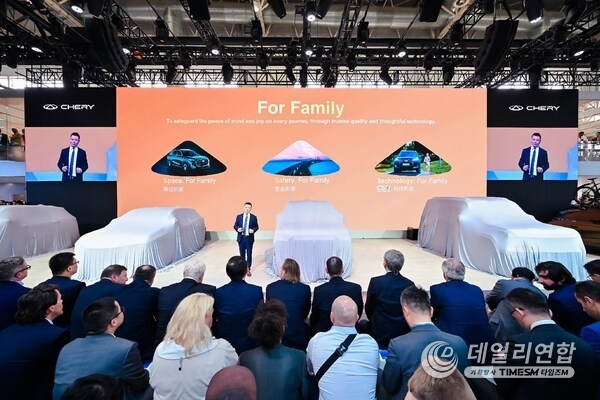 Jeff Zhang, CEO of the CHERY Brand,  unveiled the brand’s new slogan, “For Family.”