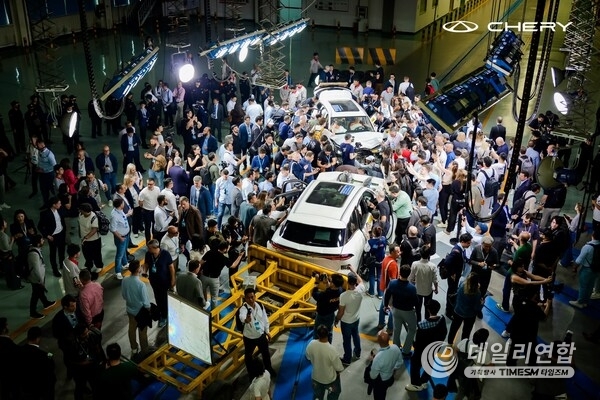 Scene of the CHERY Three-Vehicle Composite Crash Test