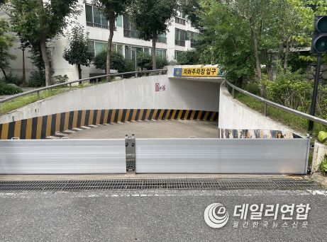 대구 수성구 내 공동주택에 침수방지시설을 설치한 모습. 수성구는 지난해 하천에 인접하거나 하천 최고 수위보다 낮은 저지대 지역 공동주택 20개소와 반지하주택 3개에 침수방지시설을 설치했다.