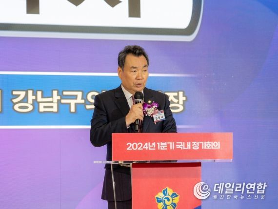 지난 6일 엘리에나 호텔에서 진행된 ‘민주평통 강남구협의회 1분기 정기회의’에서 강남구의회 김형대 의장이 축사를 하고 있다.