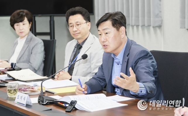 11일 익산시 서동로 전북특별자치도 농업기술원을 찾은 김관영 도지사가 현안 업무 보고를 받고 성과전시물과 병해충실험실 등 주요 연구 시설을 살펴보고 있다.