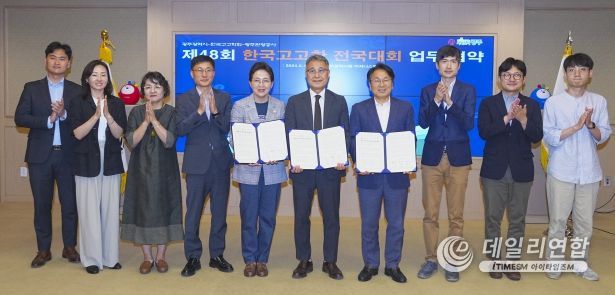 강기정 광주광역시장이 10일 오후 시청 비즈니스룸에서 제48회 한국고고학 전국대회 개최를 위한 업무협약을 체결하고 있다. 왼쪽부터 김진강 광주관광공사 사장, 이성주 한국고고학회장, 강기정 광주시장./광주광역시 제공