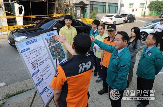 2024. 6. 5.(수) 21시 59분에 발생한 인천 중구 관동 주택화재 현장을 점검하고 있다