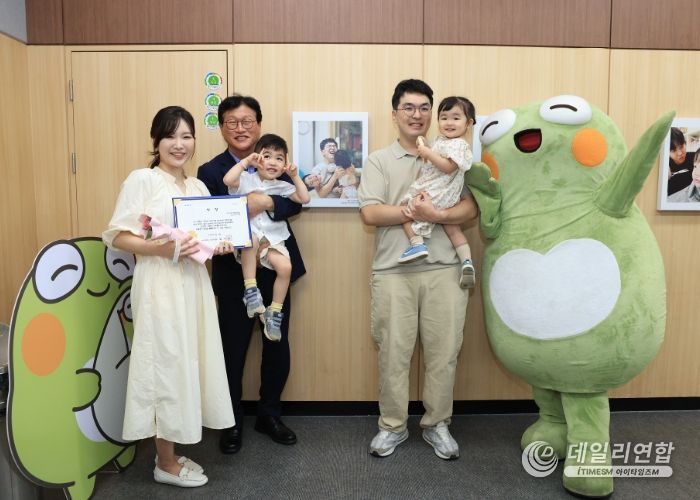 대구 수성구는 10일 수성구청 대강당에서 일상 속 육아에 힘쓰는 가족의 희노애락을 표현한 사진을 전시하고 시상하는 ‘제1회 수성가족 육아사진 콘테스트’를 개최하고 수상자들과 기념 촬영하고 있다.